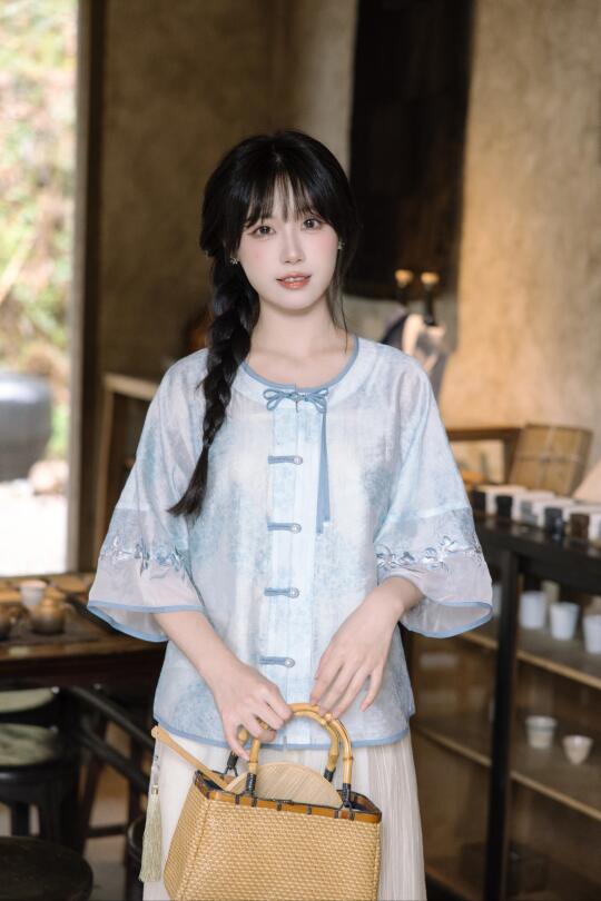 云掩初弦月，香传小树花