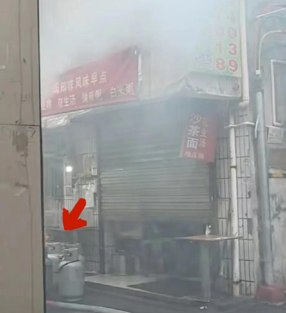 4月30日，福建省厦门市湖里区双埔路一家粉店突发火灾。据目击者称，当天早晨被刺鼻