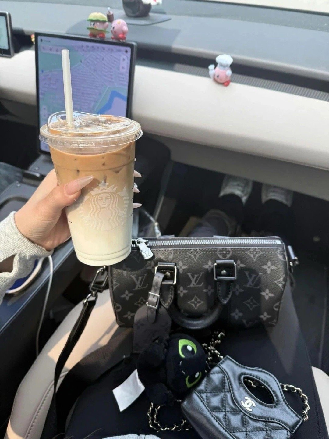 𝒔𝒖𝒏𝒏𝒚☕️成年人的体面，是咽下委屈时的沉默，也是崩溃后的自我修复。