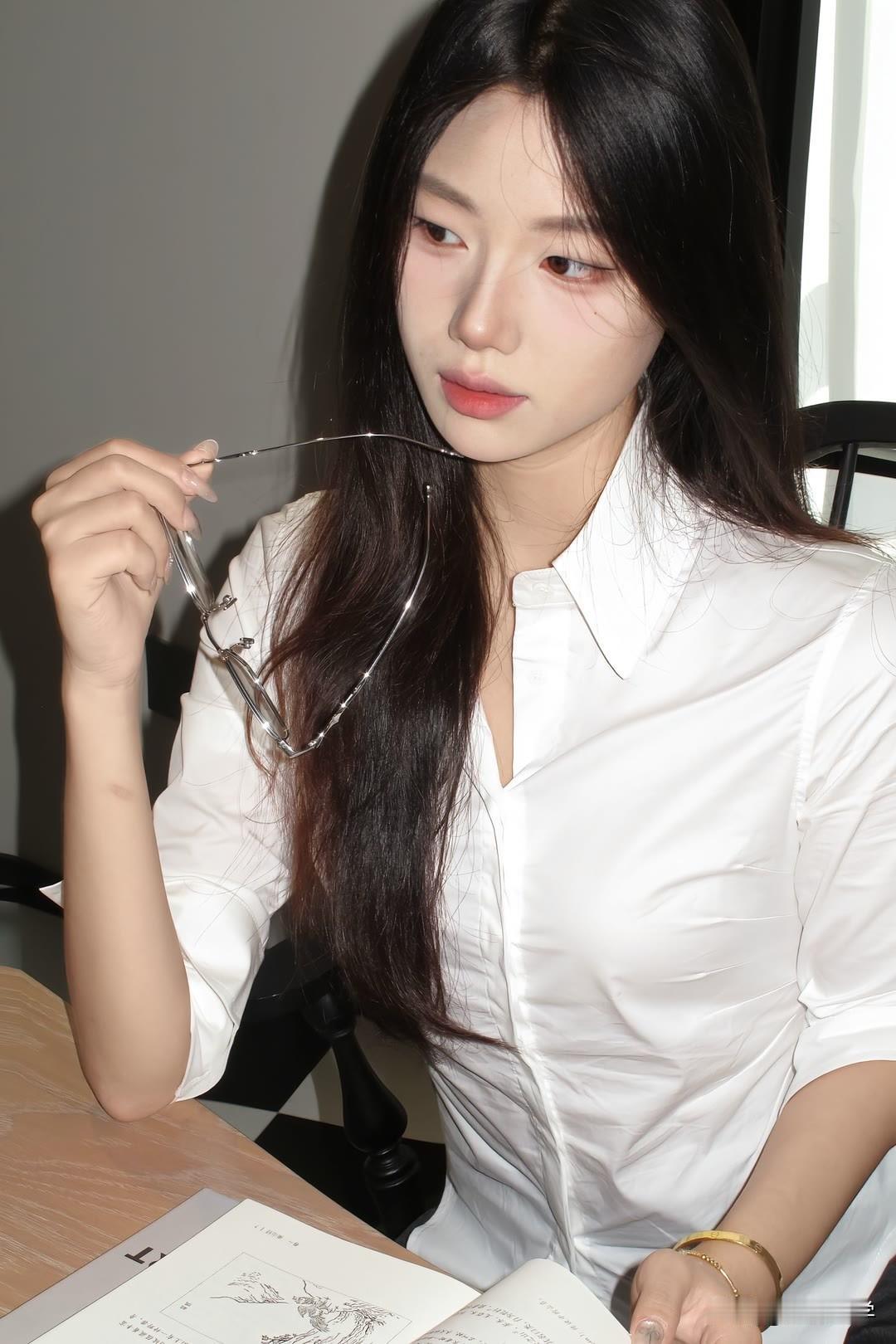 镜中人影，仿佛是另一个自己在无声诉说。每次凝视镜子，都像开启了一场与内心的对话。