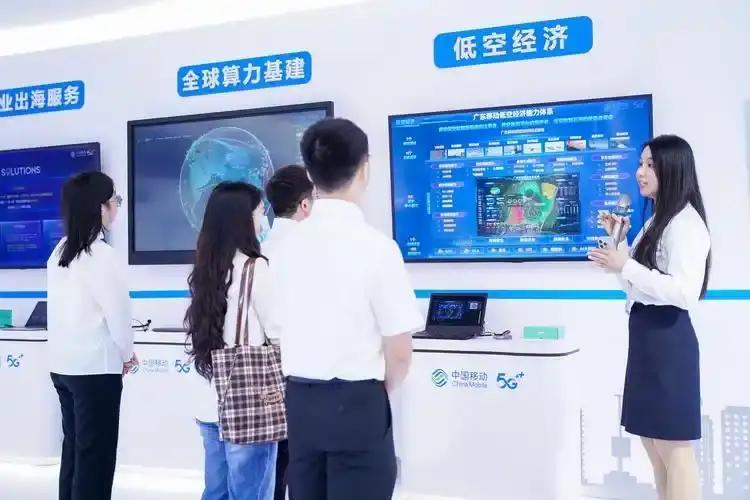 这就是赤裸裸的现实！
联通：营收3740亿，净利润144亿；
小米：营收3659