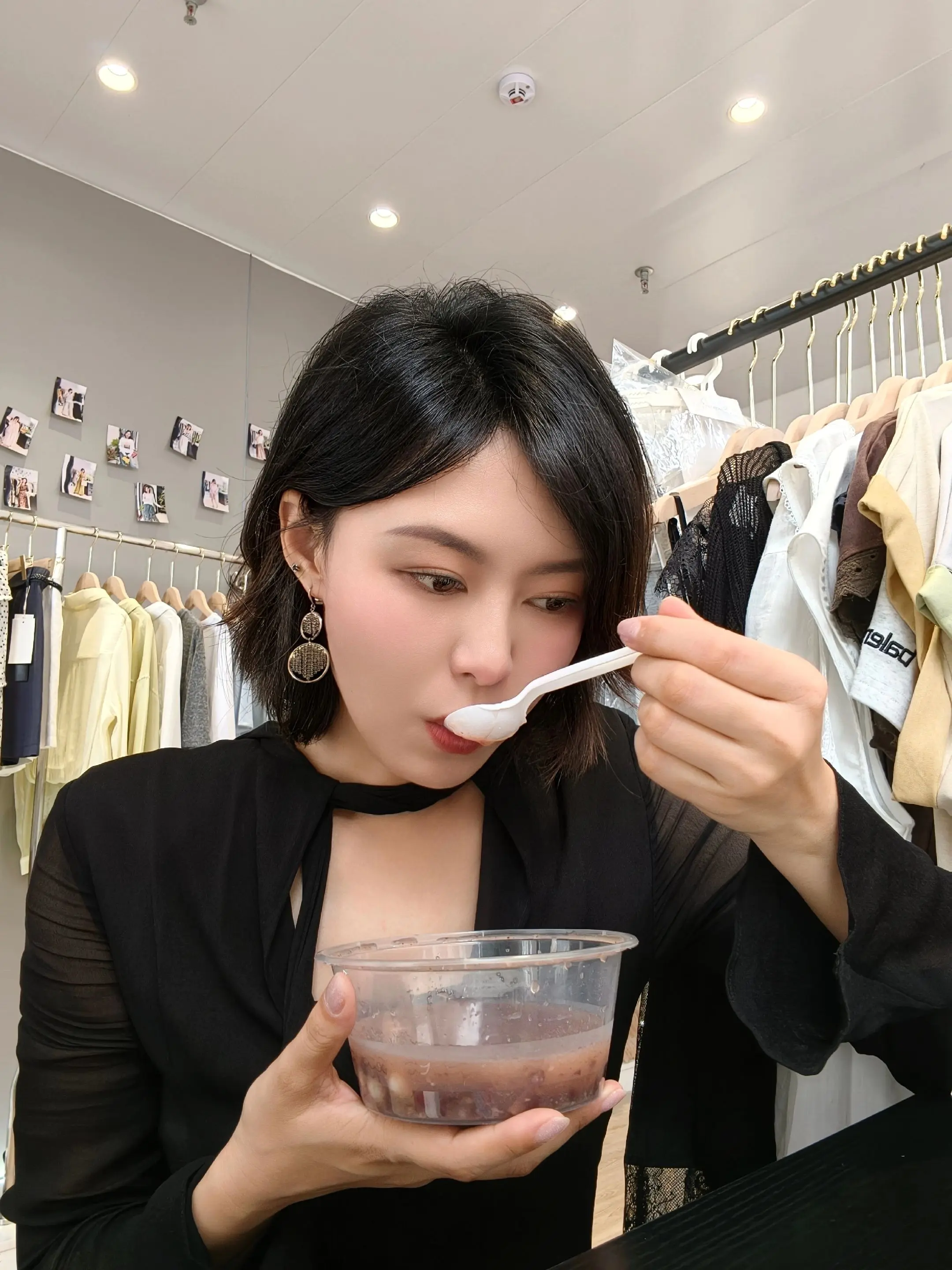痛经到底有多折磨人 浑身冒冷汗，四肢冰凉无力 疼到弯腰蜷缩，站不起身....