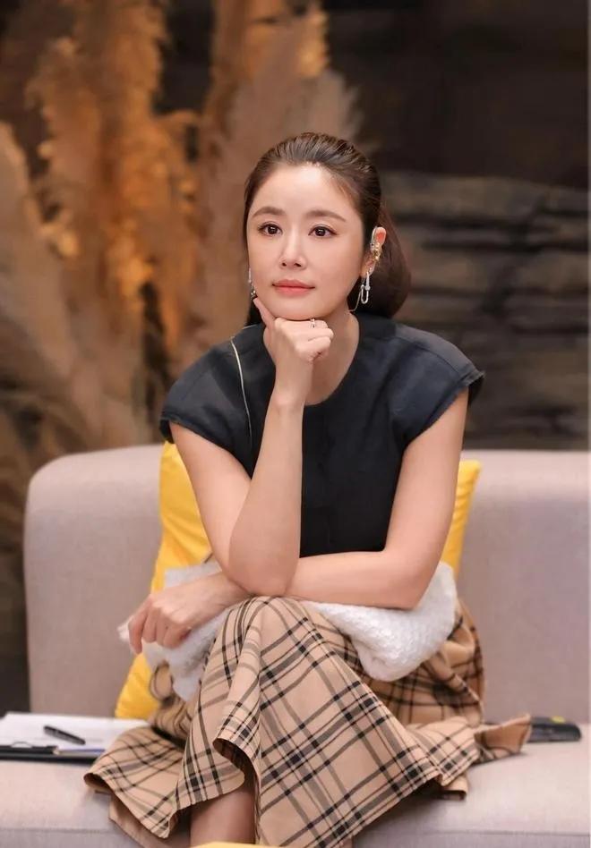 林心如这套穿搭太适合中年女性借鉴！
黑色无袖上衣搭配卡其格纹半裙，上简下繁搭配恰