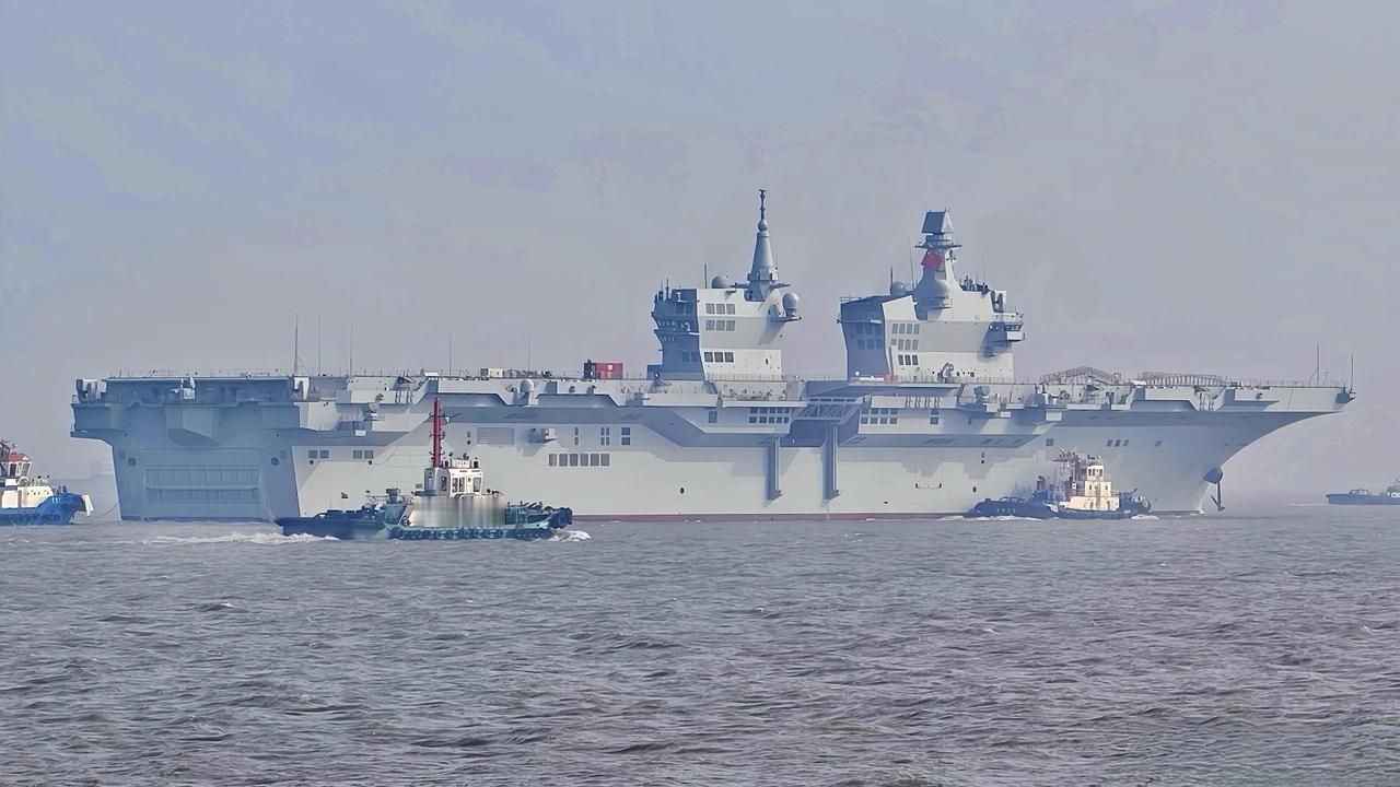 2月5日，据社交网站报道，近日，4万吨076两栖攻击四川舰驶离造船厂，开启新年伊