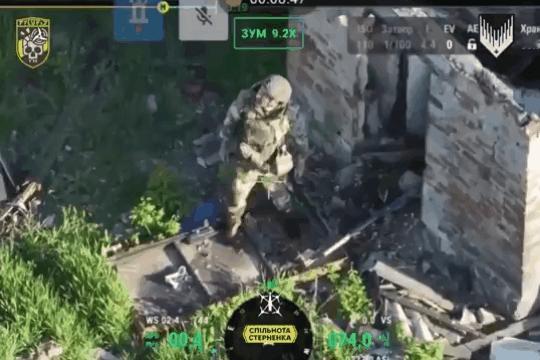一名俄军士兵向一架飞行中的无人机展现了他的战斗精神，他认为这是他们自己的无人机。