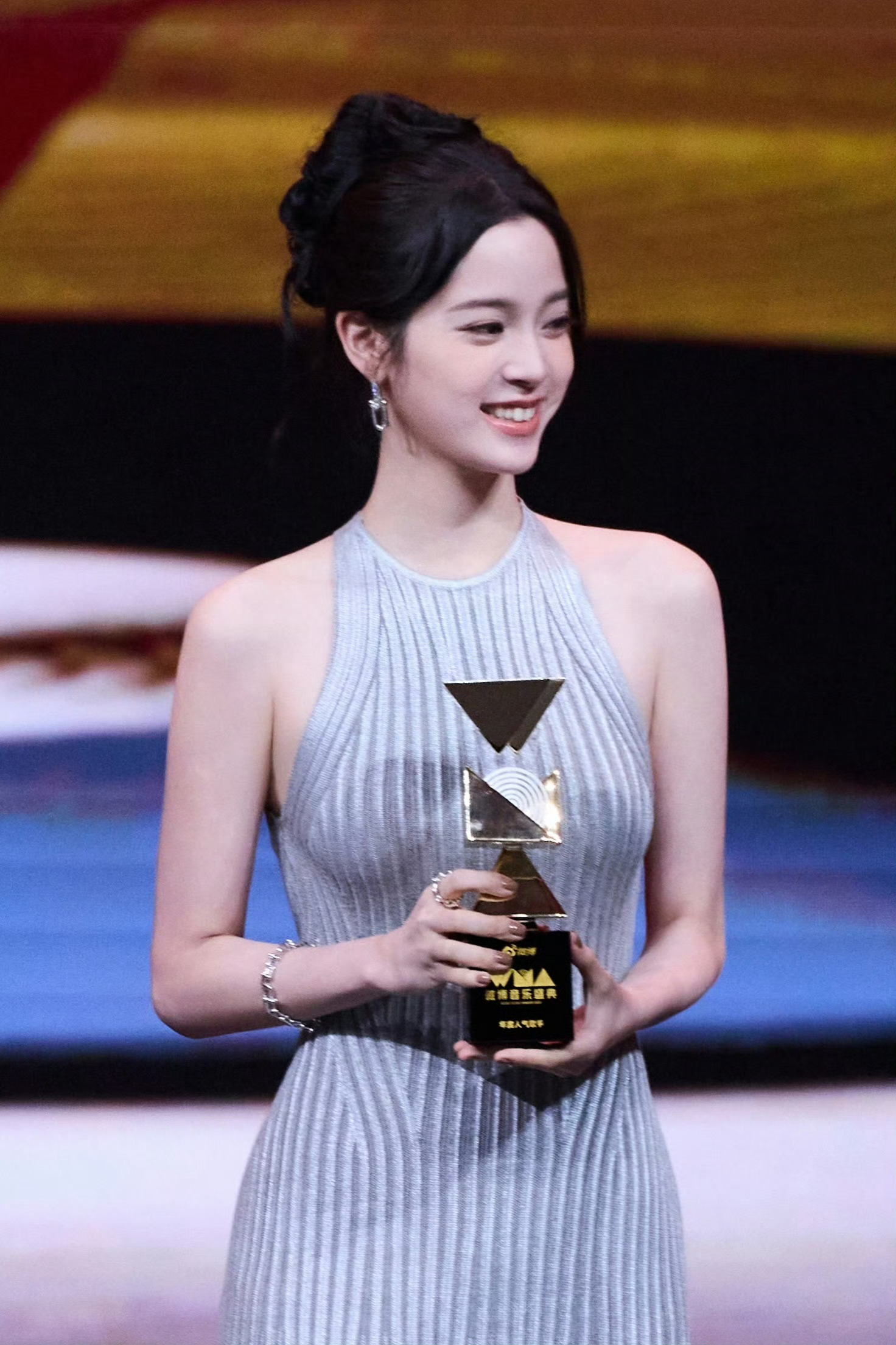 欧阳娜娜领奖生图娜比真是越长越开了 