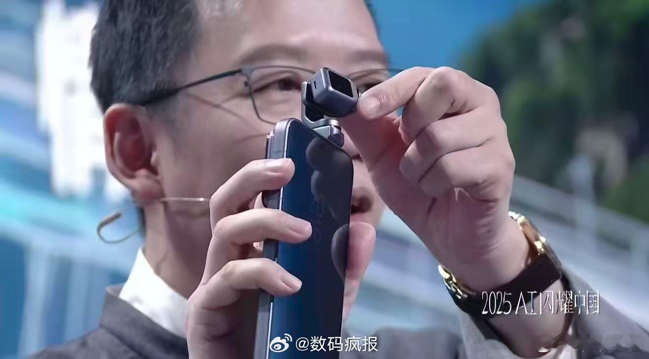 首款手机机器人亮相世界上第一款手机机器人，说是2026年上半年量产，看名字很吓人