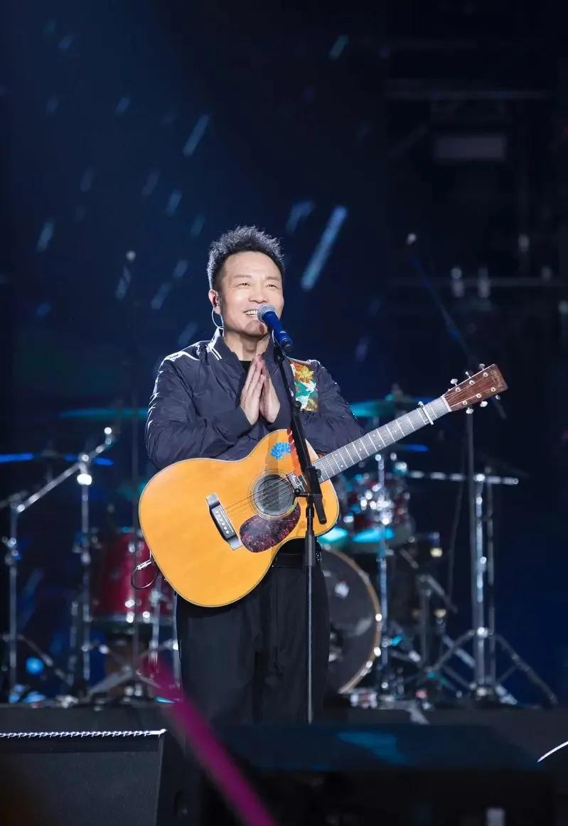 1995年，田震icon对许巍icon说：“我想买你一首歌，多少钱都行！”许巍却