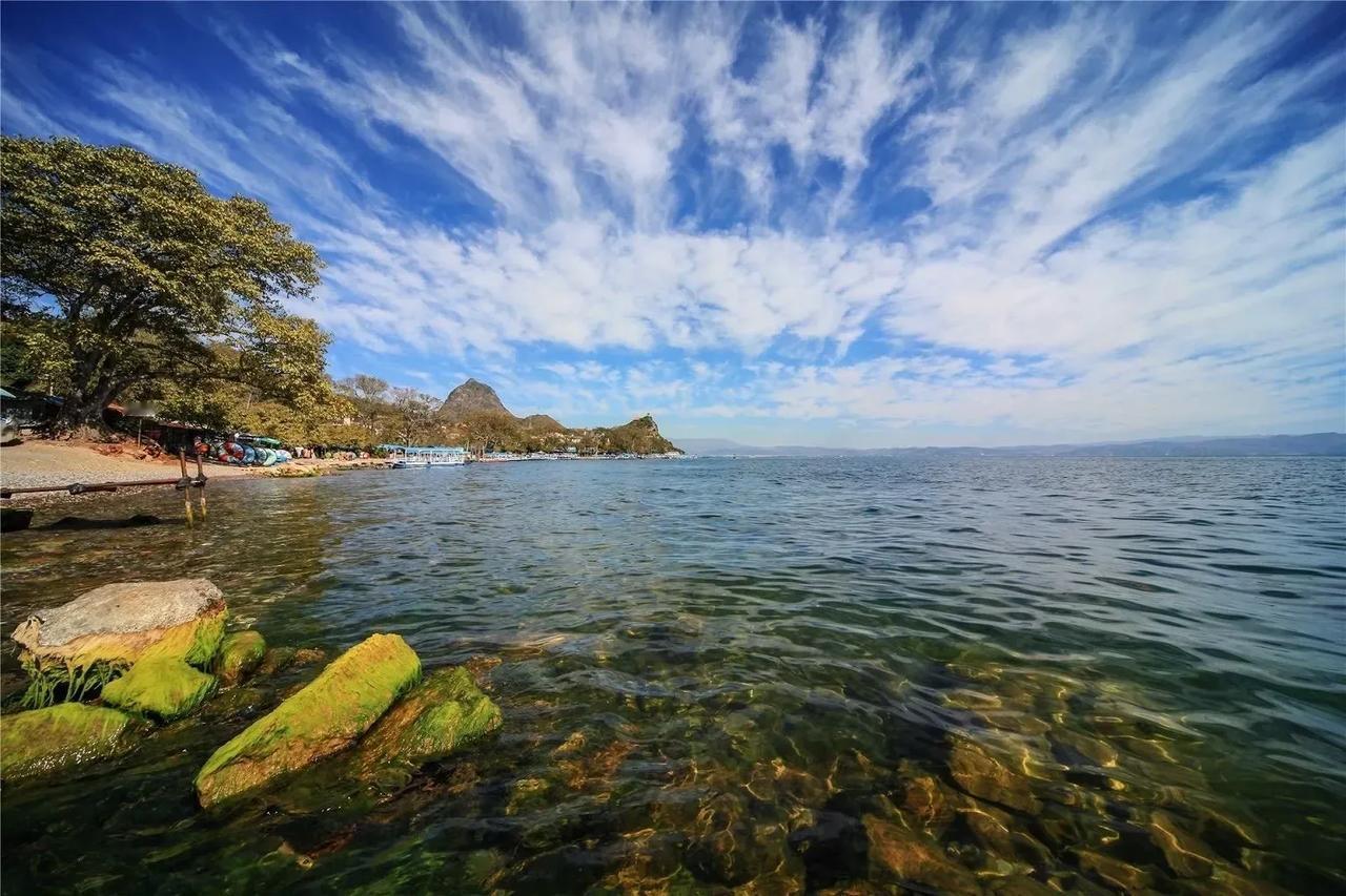 游抚仙湖题
文/文儒举

林中天上物，神秘抚仙湖。
水匿古城堡，山夹蓝玉图。
船