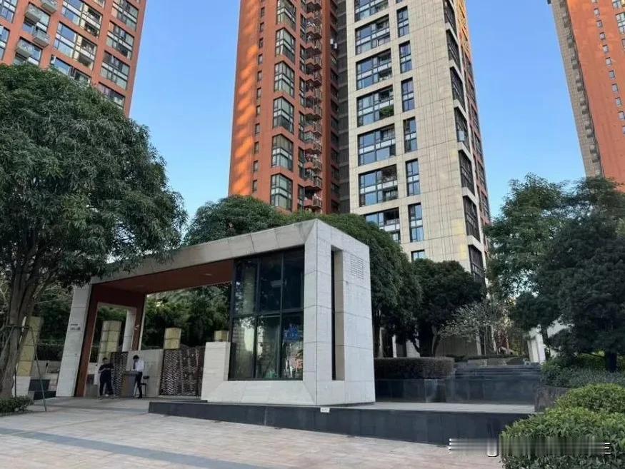 幸福里雅居，位于罗湖万象城，属于罗湖高端小区，楼下就是高端购物中心罗湖万象城……