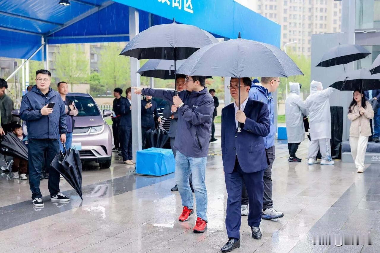 世界500强老板都是这么拼的吗？前有雷军为小米汽车首批车主开车门，后有比亚迪王传