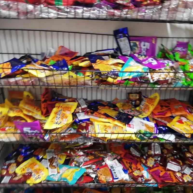 上周家楼下新开的散称零食店做促销，我挑了满满一筐芒果干、话梅和冻干草莓，结账时扫