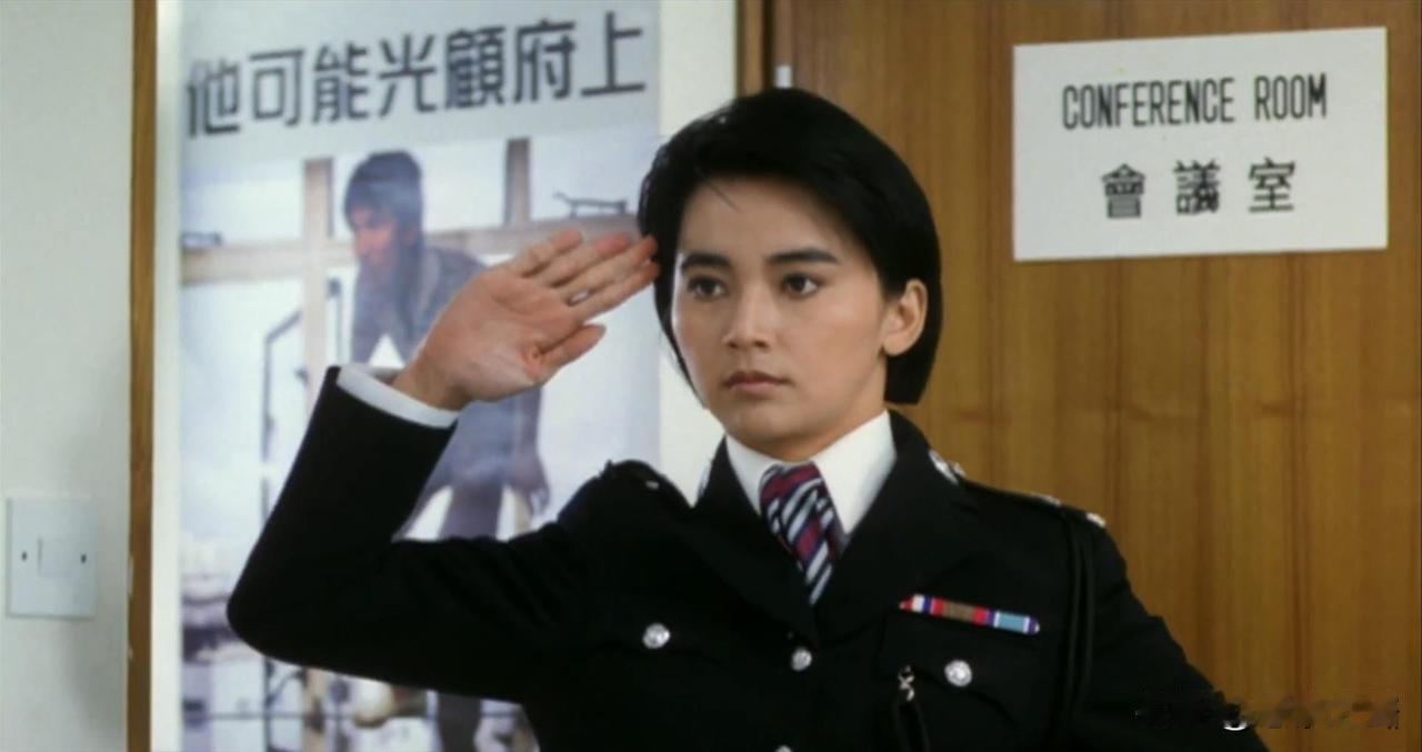 今晚从电脑里翻出来温故的老片——《霸王花》，在37年前的1988年上映，成龙监制