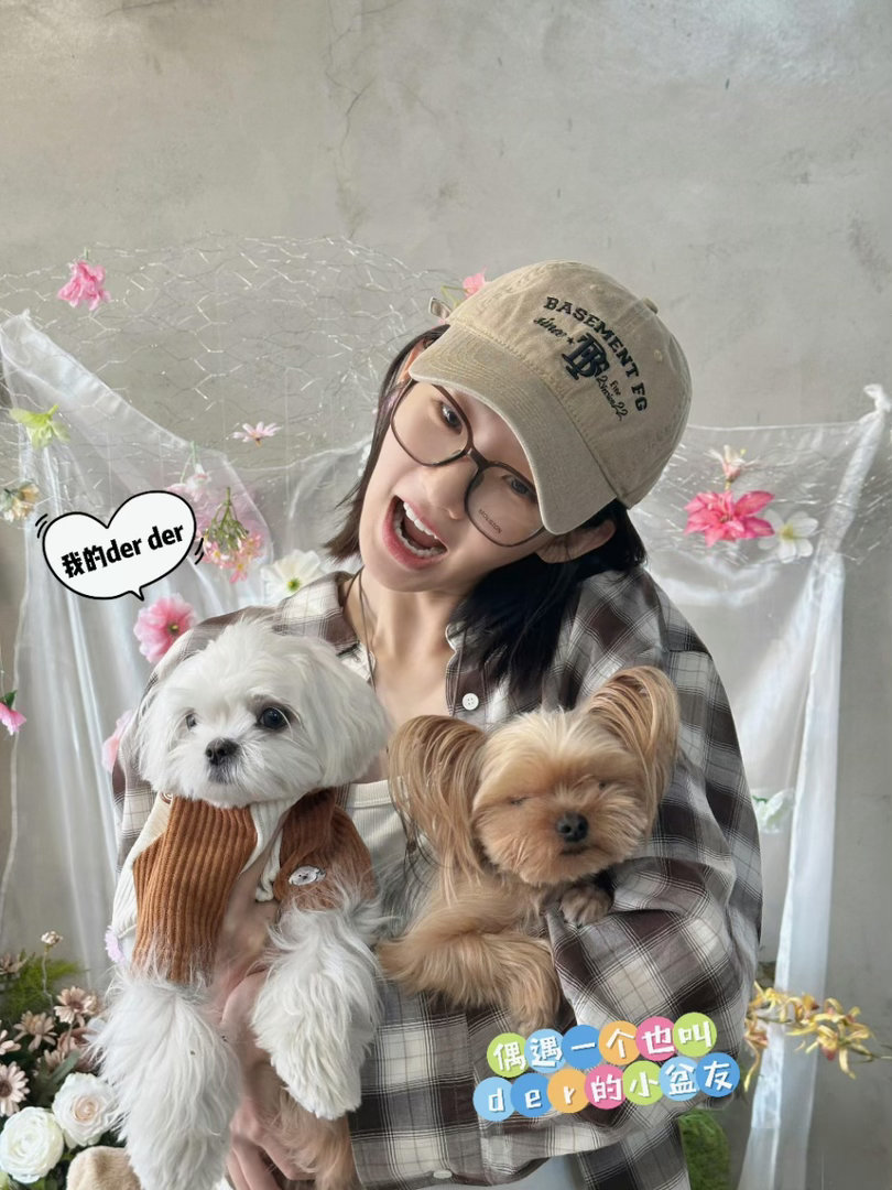 张艺凡上班带狗饭撒 上班路上跟粉丝挥手打招呼，还教小狗一起饭撒。这种软萌的画面确