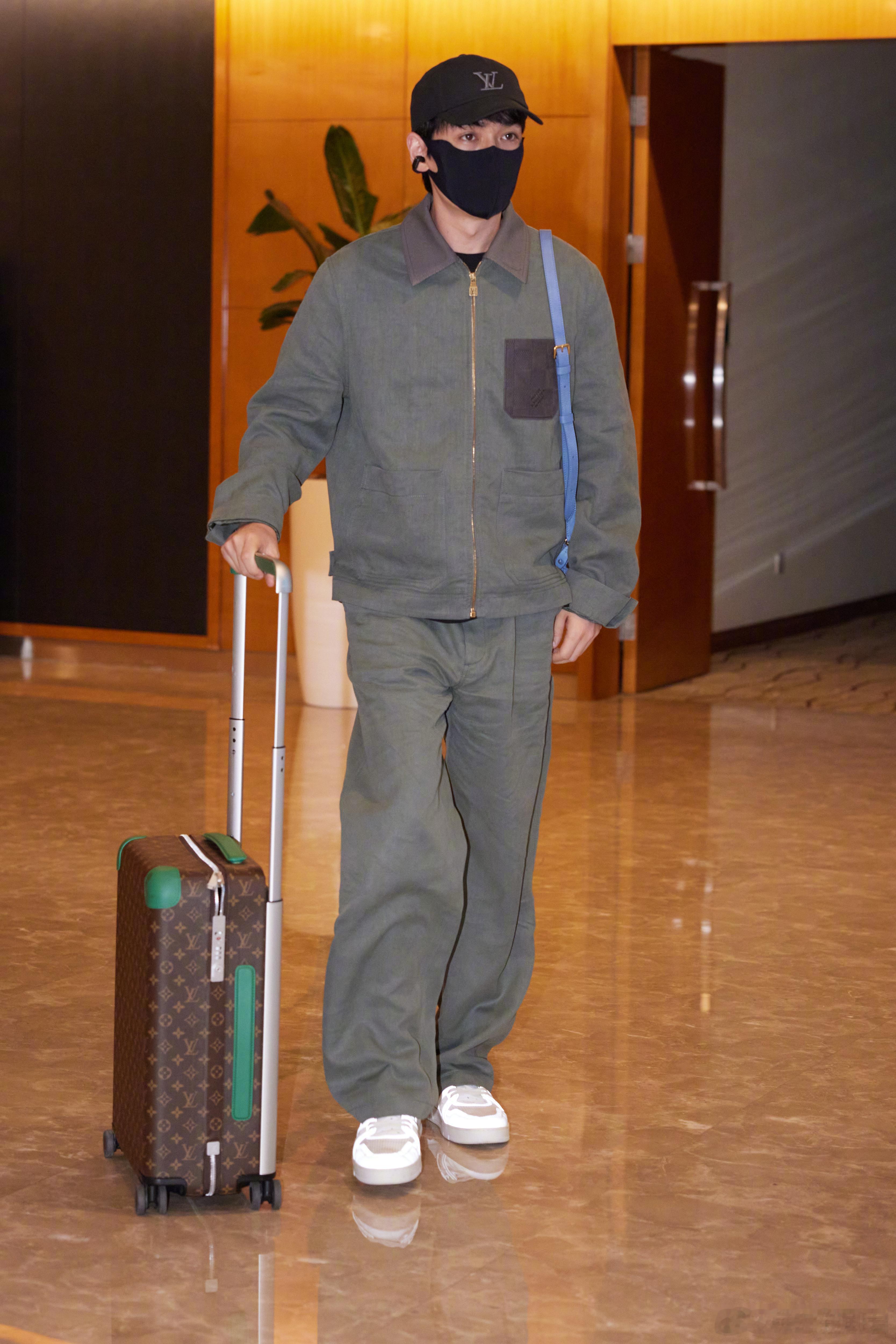 朱一龙携LV Horizon拉杆箱现身机场，出席V上海活动LV上海大秀阵容朱一龙