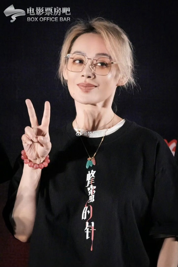 宁静 嘬腮 蜂蜜的针路演路透来袭！宁静现场随性嘬腮，慵懒又飒爽，和袁泉互动超有爱