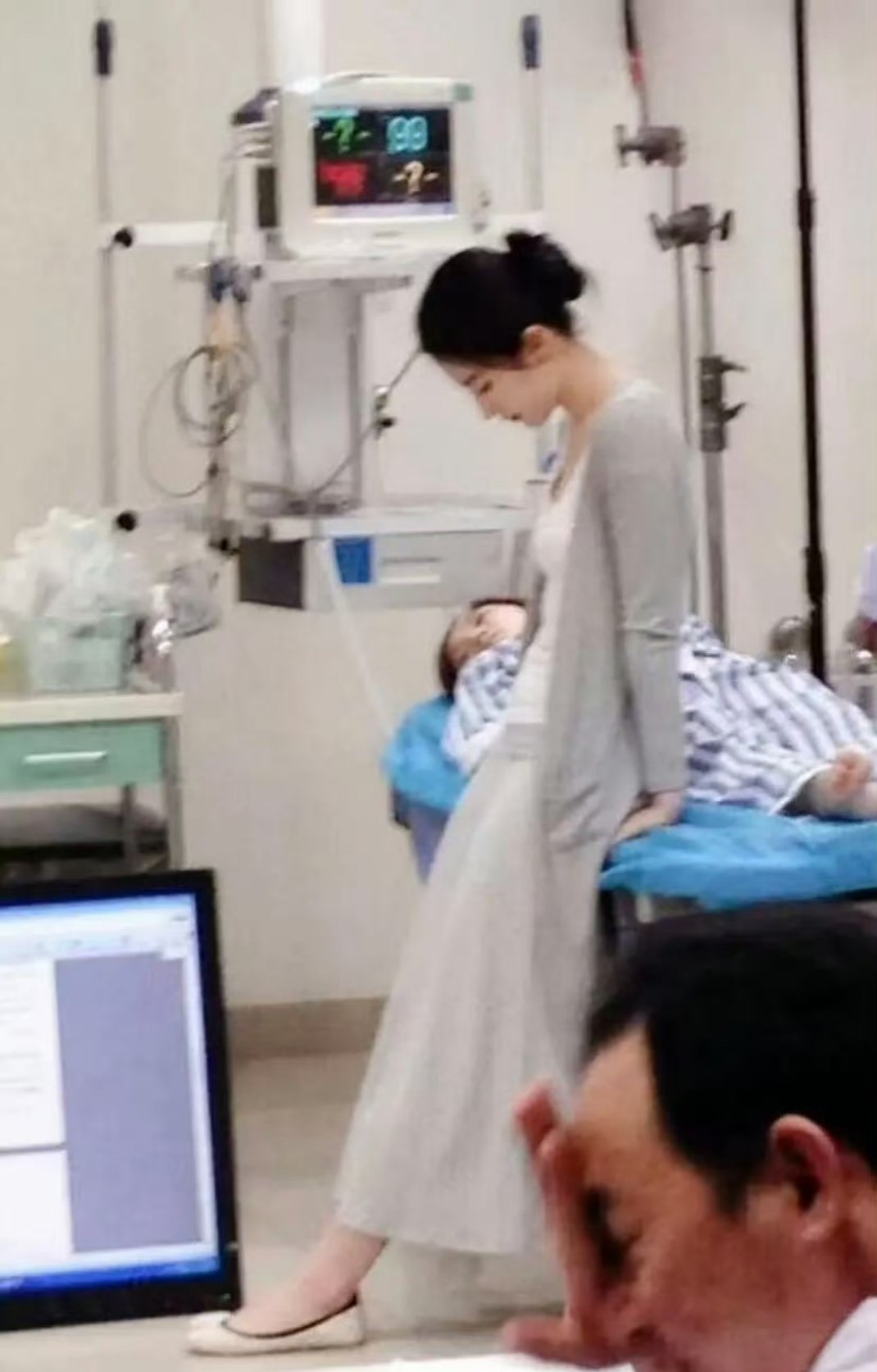 陈都灵是不是和刘亦菲这张氛围感神图有的一拼呀？！就是那种清冷又遗世独立的感觉