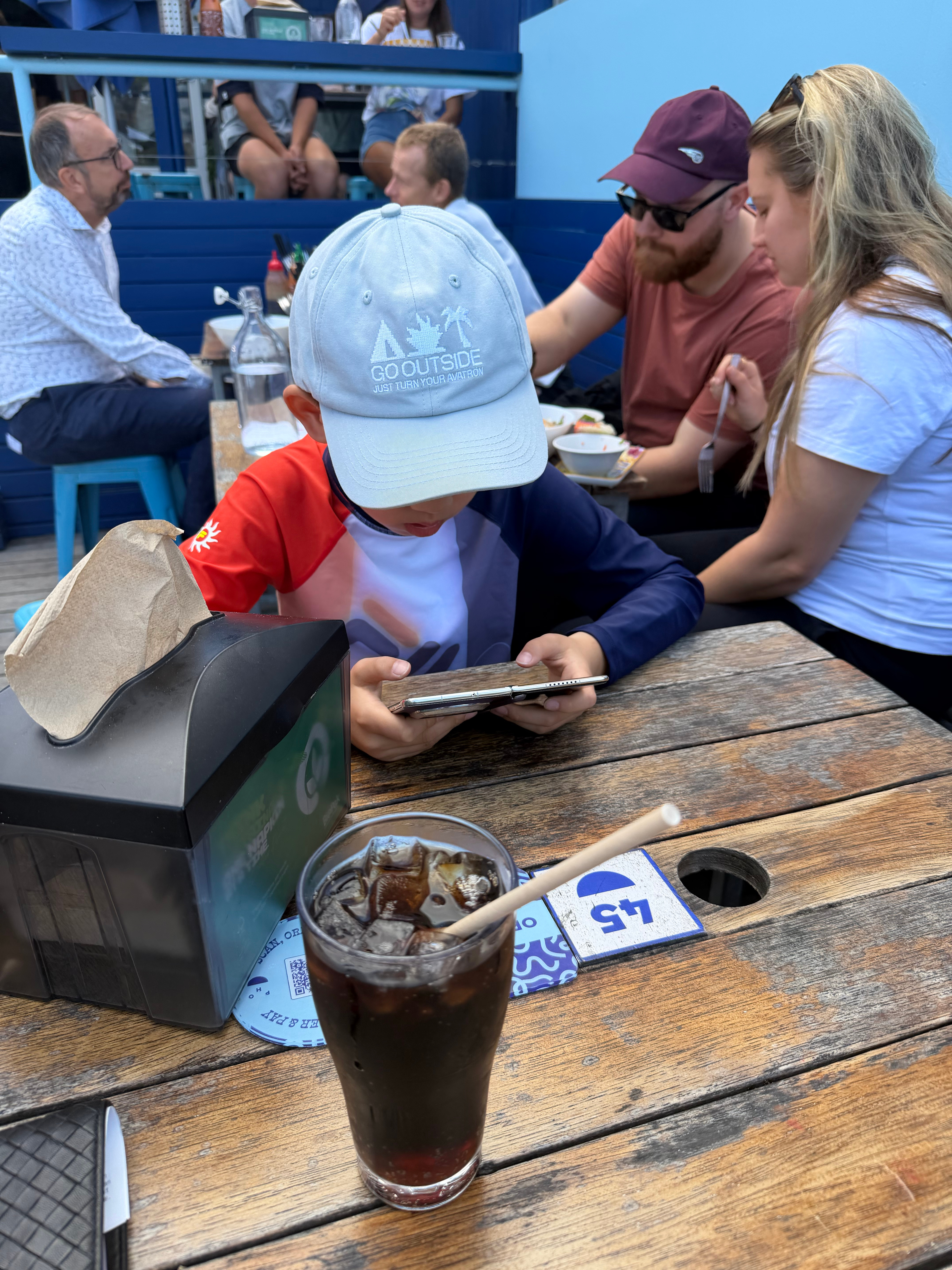 我看到隔壁桌一个哈弗钥匙，我说你这个中国车，他说他家里2台中国车，一个哈弗，一个