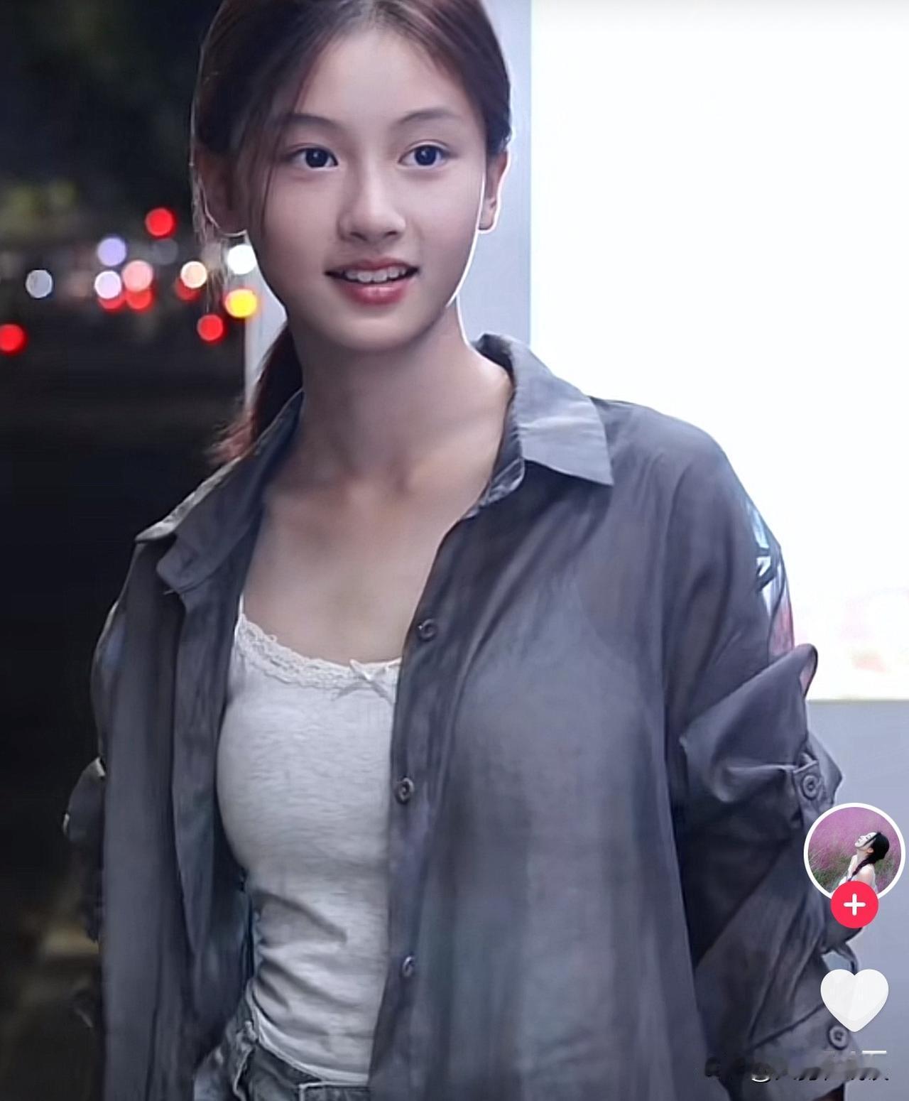 今天全网都是这个“七七”拍写真的视频。
要知道这个七七之所以会火就是因为一个博主