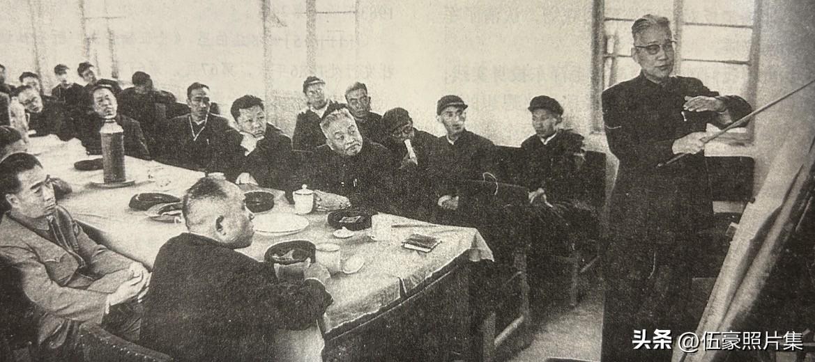 1958年4月21日，周恩来总理在三门峡工程建设工地听取三门峡工程局关于工程进展