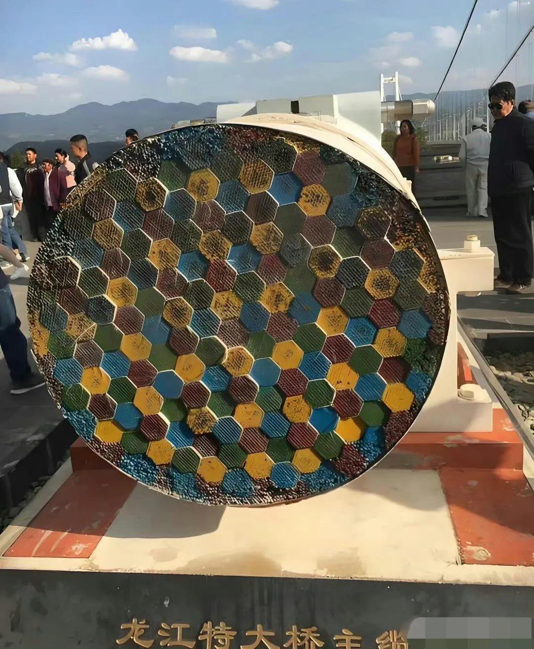 大桥的钢缆横截面，真的好粗的钢筋，怪不得能承受住那么重的车子。
