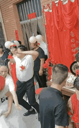 可怕的婚闹，这是要拆散刚结婚的他们吗？