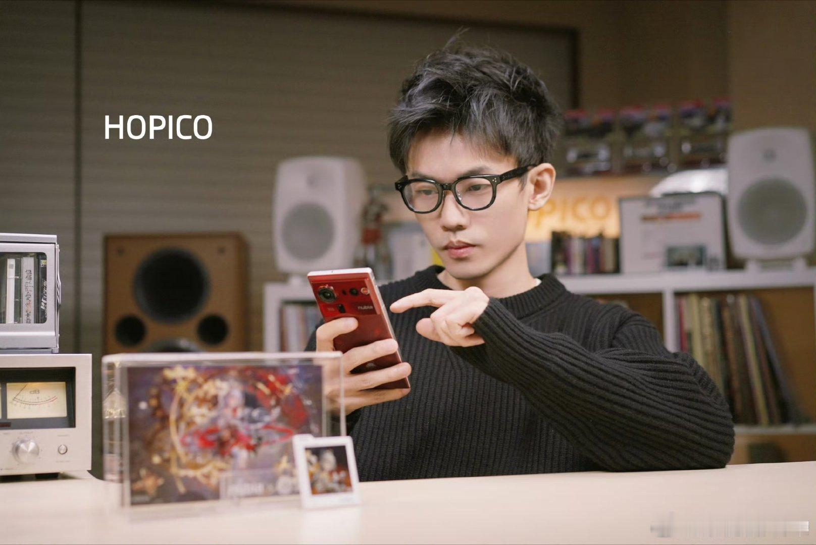 第一批顶着网名上春晚的人出现了平时追更的UP主集体奔现央视舞台。赖导带队团建，今