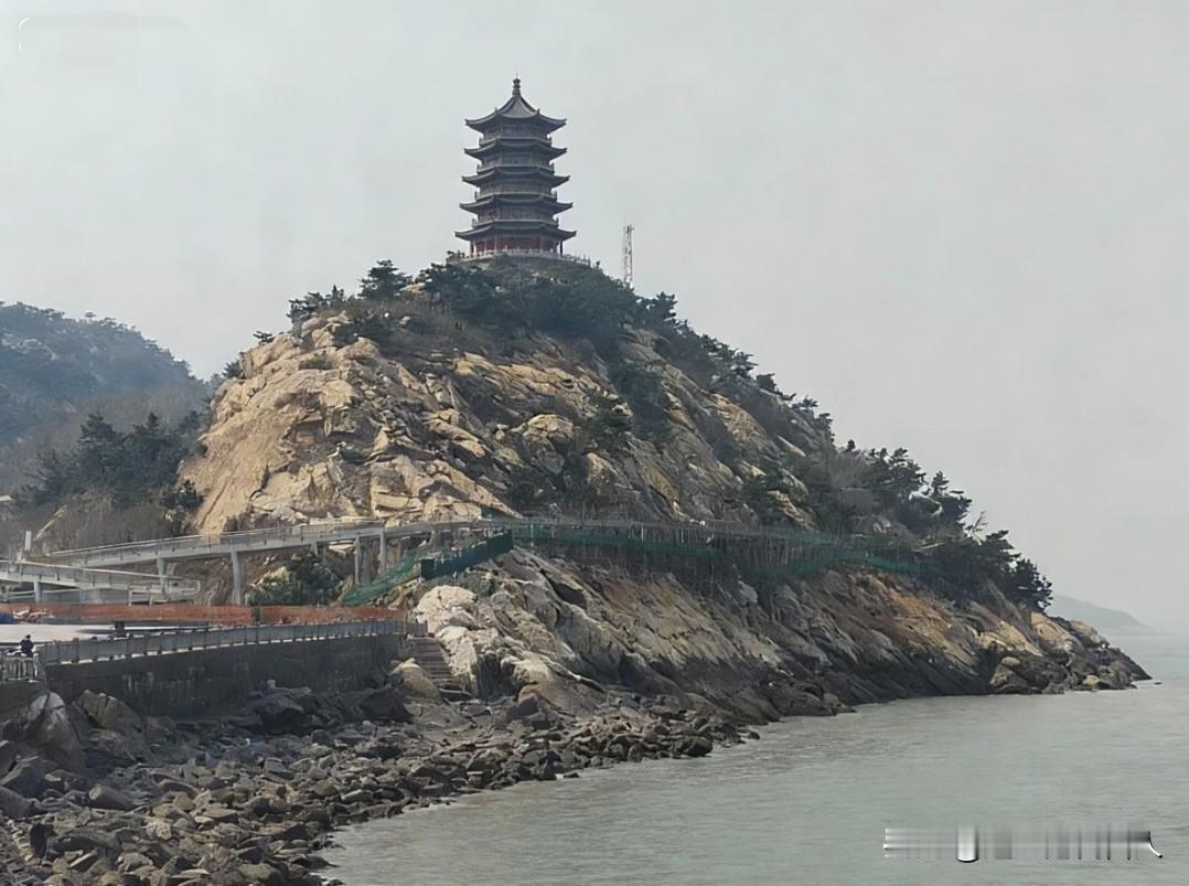 增加归墟文化底蕴，连云港西大堤鹰嘴山应建归墟九层塔

黄石嘴（鹰嘴山）山顶新建仿