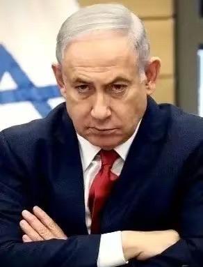 以色列驻联合国代表，当着所有人的面，掏出了手机。
他什么也没说，直接按下一个键。