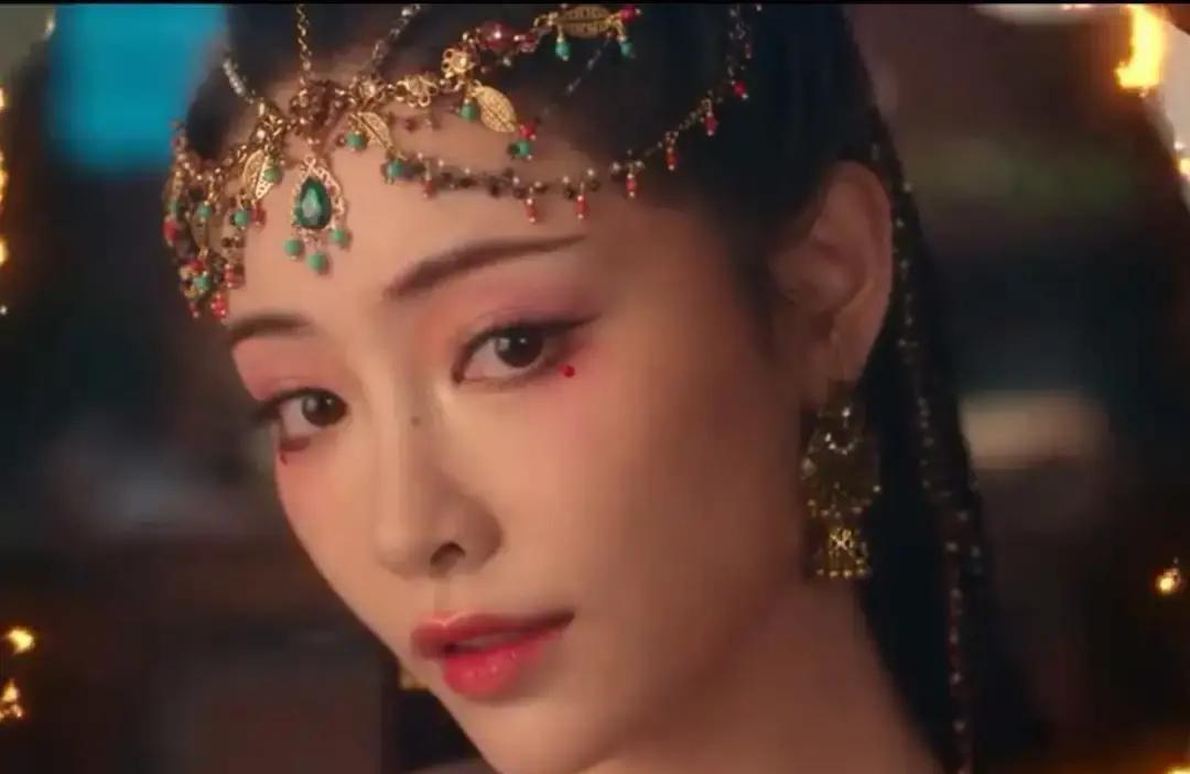 裴喜君在《唐诡3》里一抬手就能画出案发现场，连血迹走向都分毫不差，弹幕直接刷成监