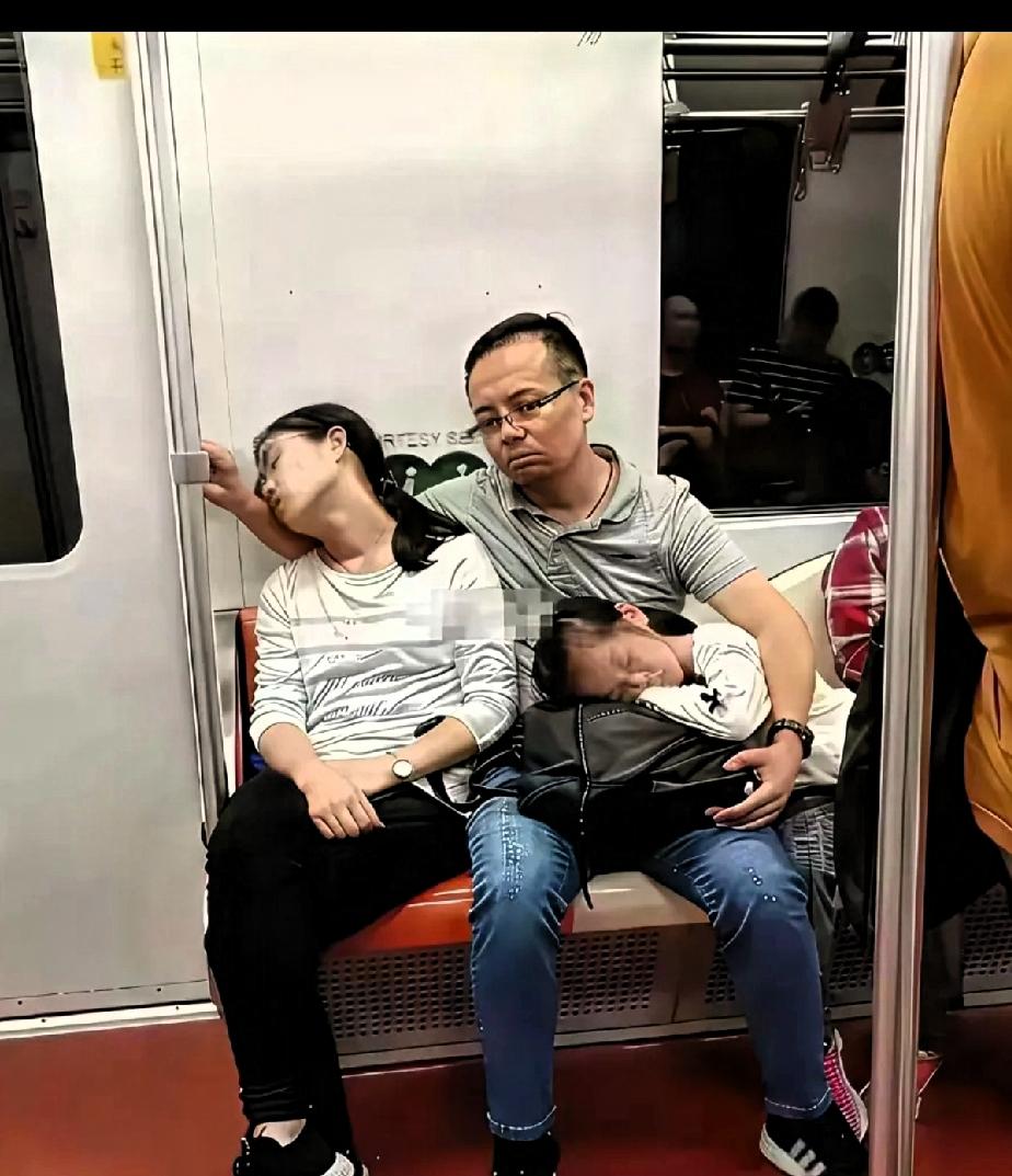 刚刷到这张图片，让人悟出一个道理，这张照片诠释了中年男人的不易，即便再疲惫，也得