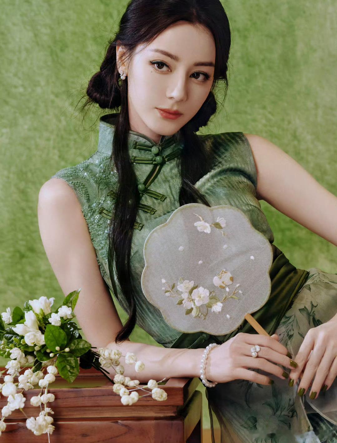 迪丽热巴东方禅意迪丽热巴品回甘忆淳香 迪丽热巴东方禅意，是一身青衫满分优雅的江南