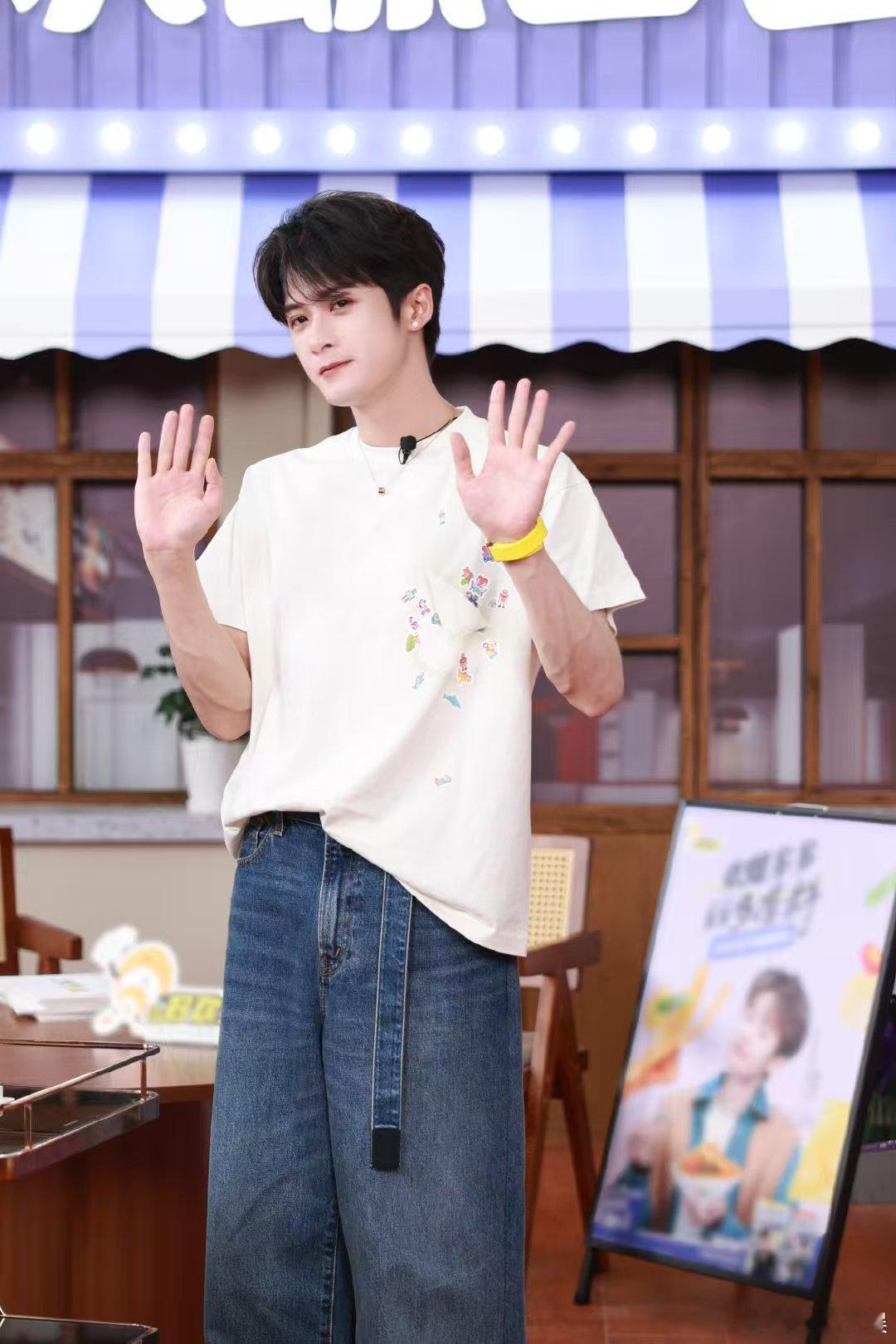 从地球到太空的仪式感谁能懂！谁不想拥有檀健次这样的偶像啊，追星女孩的心愿有了宇宙