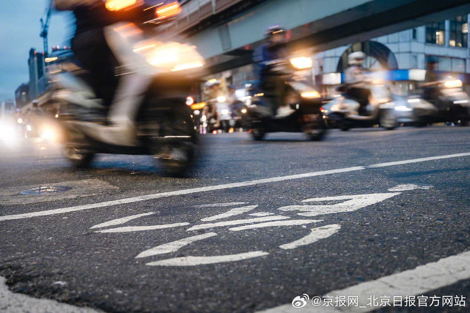 【#北京50个地铁站治理非机动车停放# 】目前，北京市电动自行车增长迅速，保持着
