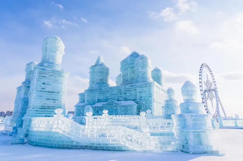 3.8℃的温暖让哈尔滨冰雕也“流泪”了吗？这场罕见的暖冬现象引发广泛关注。
哈尔