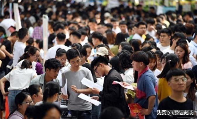 说句很多人不爱听的大实话：大学生就业难的真相，其实不是大学生太多了，而是在大学期