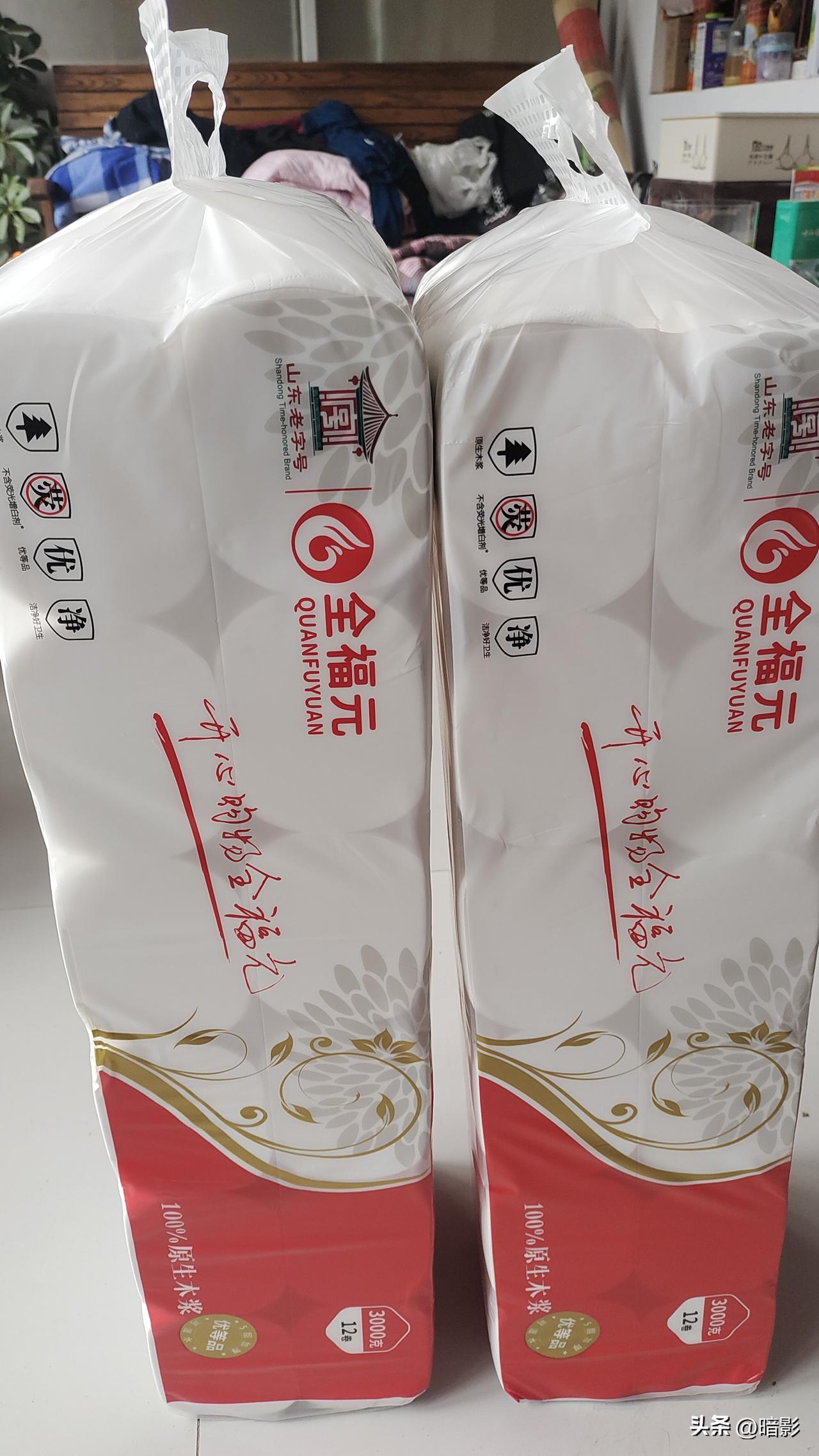 今天是国际三八妇女节，以前在工厂上班的时侯，女同胞都会领到两大包卫生纸，让我们男