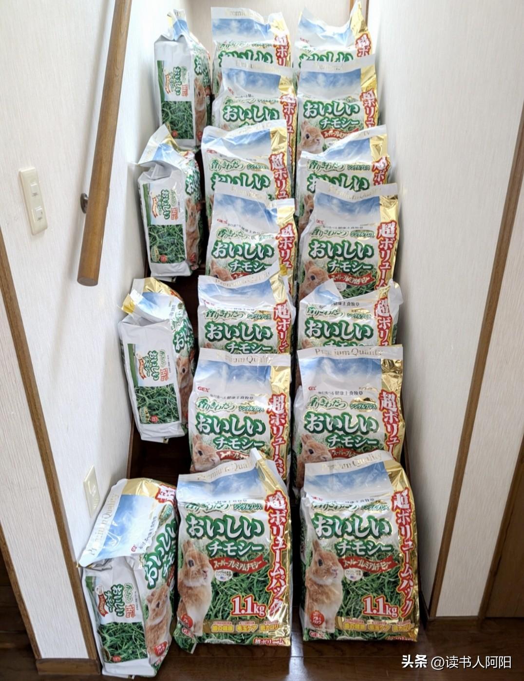 说实话，我有点孤陋寡闻，要不是看这张图，还不知道世界上除了猫粮和狗粮，还有兔粮！