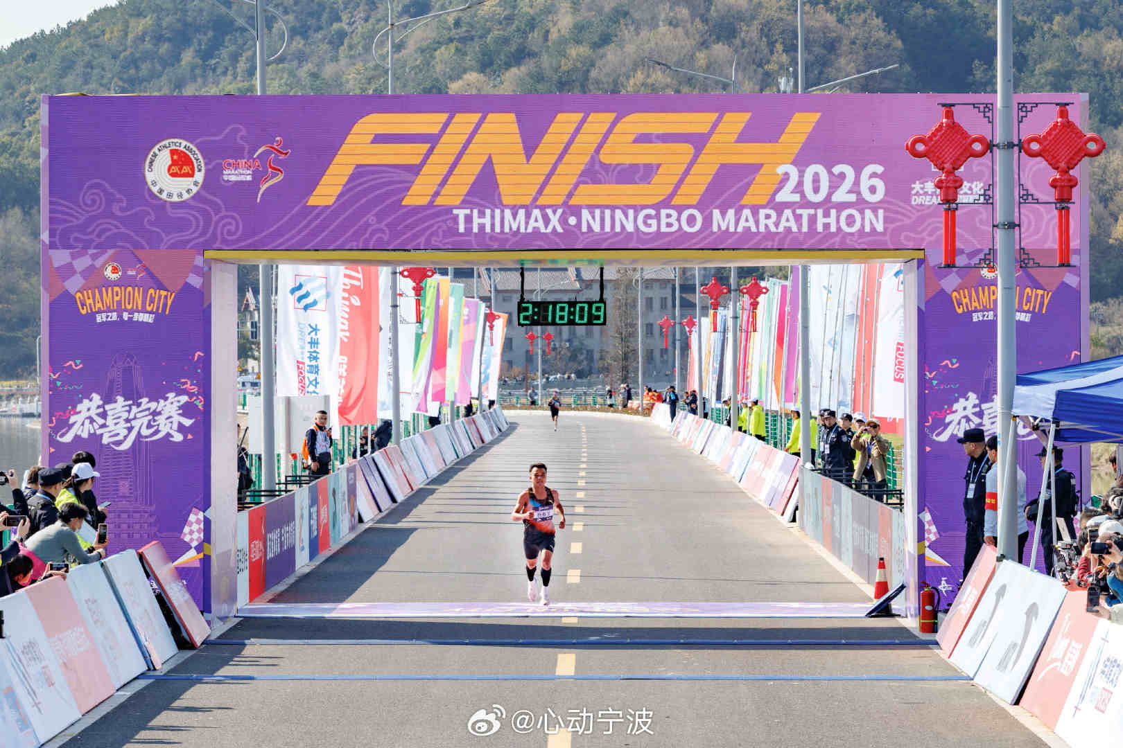 2026宁波马拉松冲线瞬间 当脚步跨过终点线的瞬间，所有汗水都有了答案2026宁