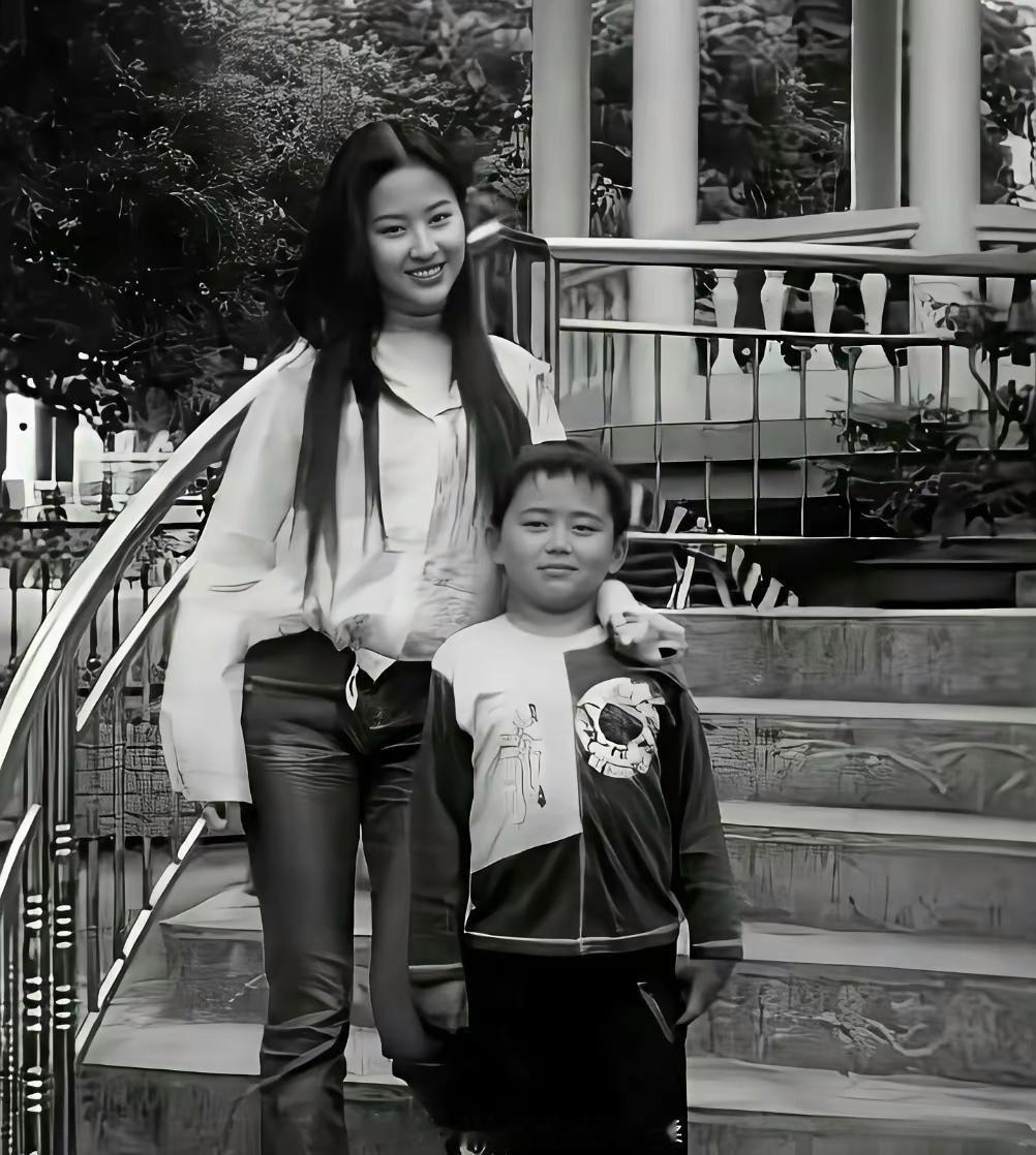 神仙姐姐刘亦菲万万没想到！！！20年后自己身边这个憨憨的小男孩会成为家喻户晓的顶