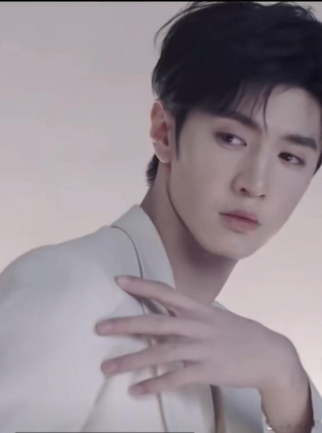 陈哲远像是来谈大生意的 陈哲远一身白西装金丝眼镜，简直就像是要去签大 单的总 裁