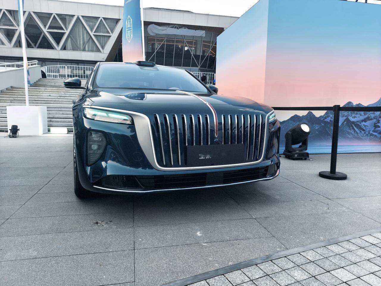 原来，一汽红旗和华为合作的首款车型长这样。
汽车博主“电车小飞”拍到了前去参加华