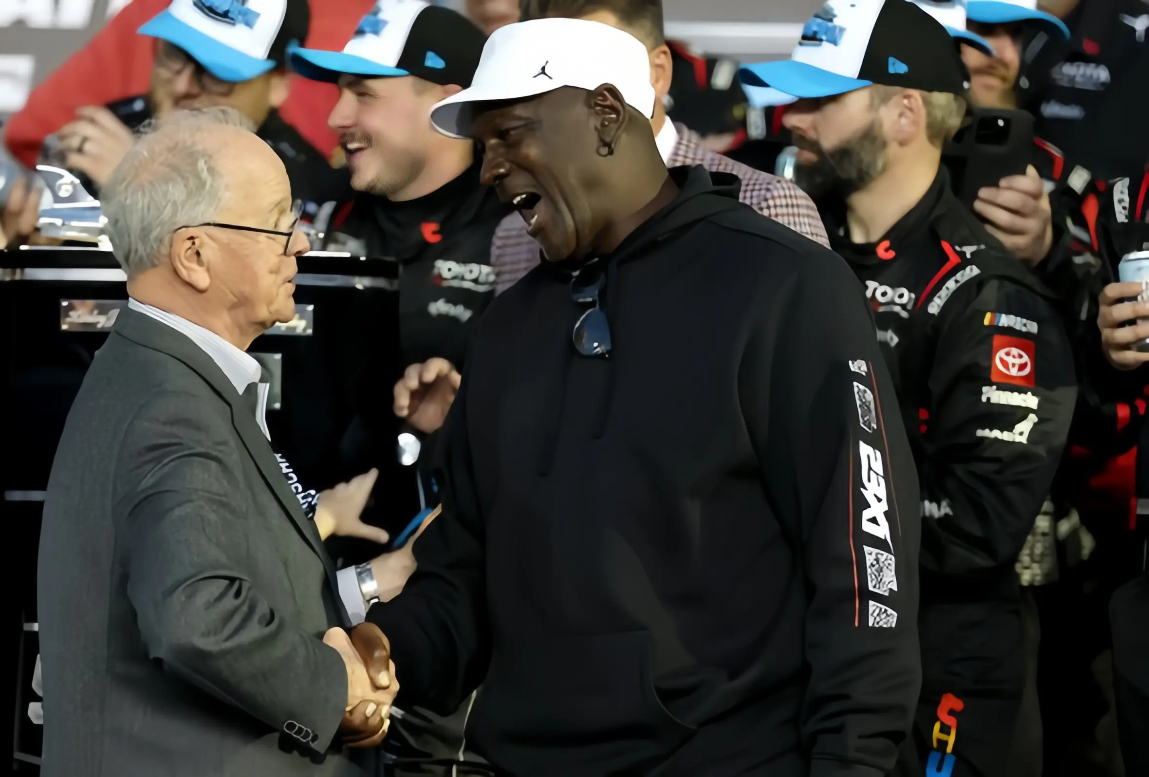 迈克尔乔丹庆祝戴通纳500大赛胜利精彩照片！