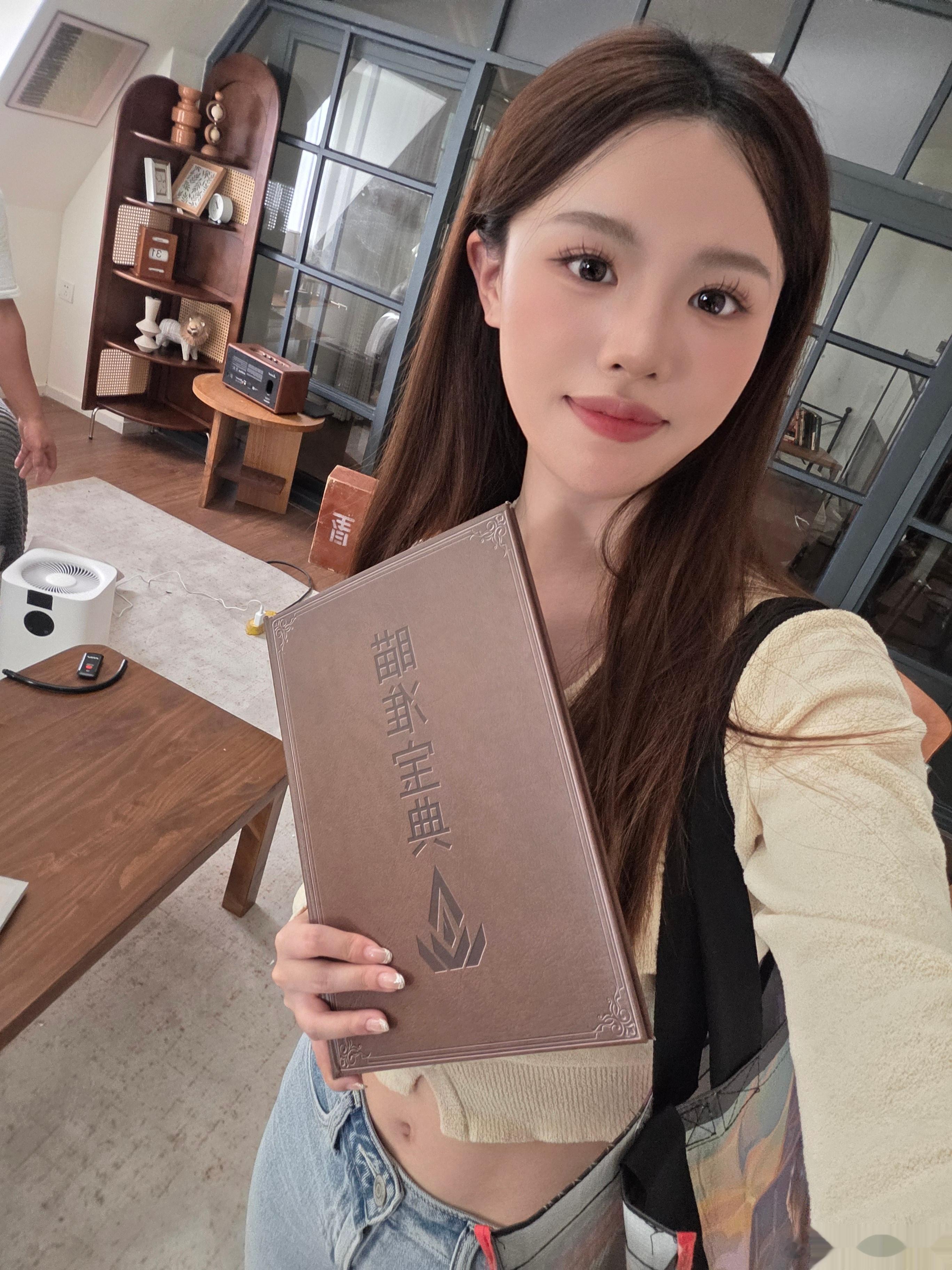 主持一意晒照：17点揭幕战，试试瞄准宝典到底好不好使