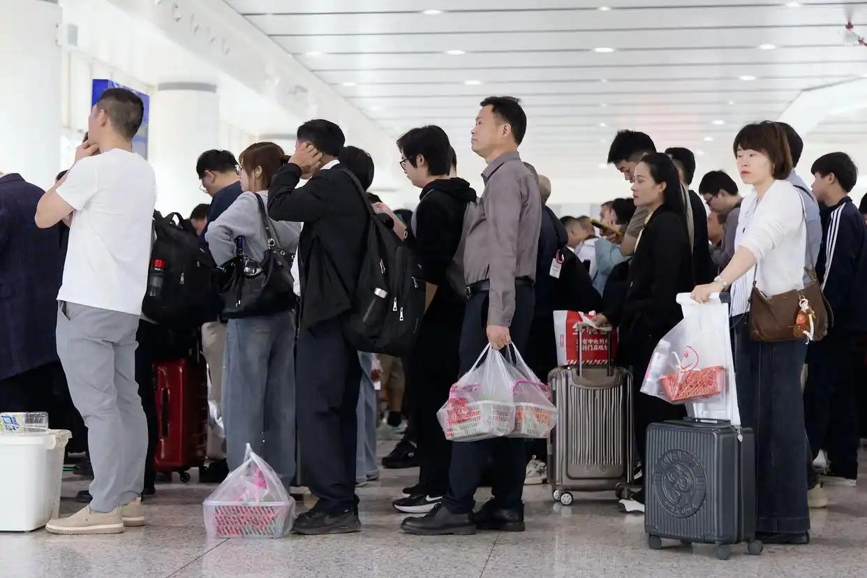 高铁站再现“人均”小红筐，看看带的是啥？

湖北十堰东站，最近刷屏全网，候车厅、