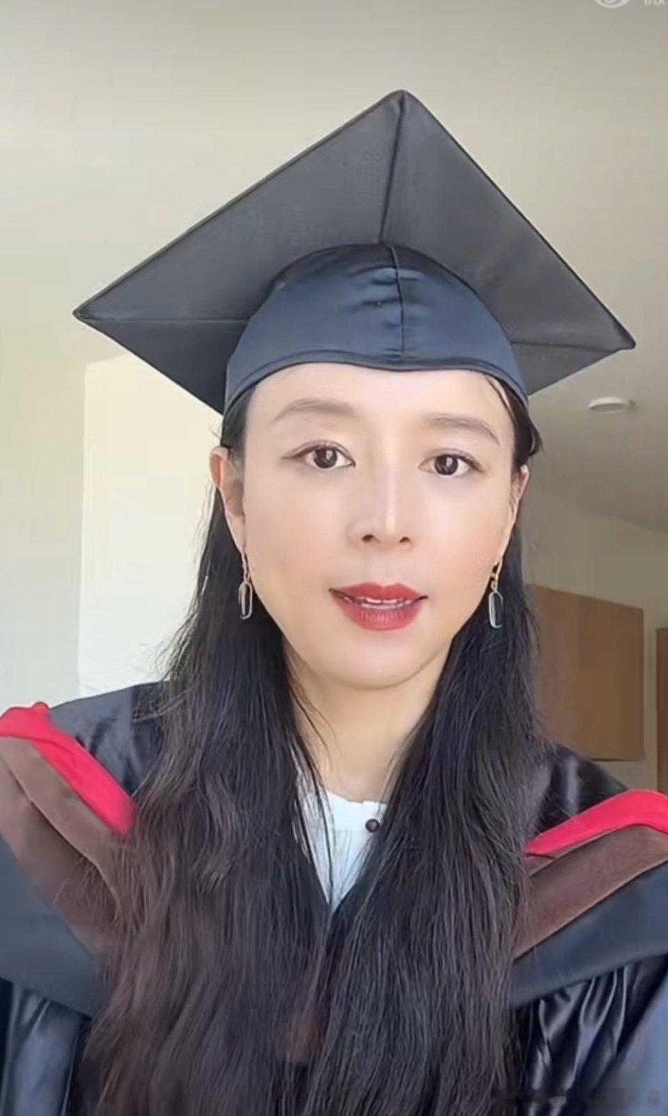 张静初未拿到硕士文凭如果一开始就是以大专的文凭去读的书，那么张静初这两年就是为了