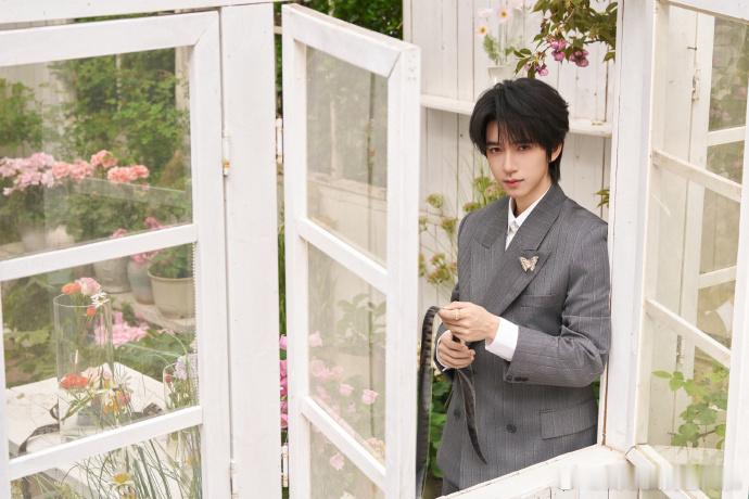 范思哲官方认领贺峻霖贺峻霖春日少年 范思哲官方认领贺峻霖，贺峻霖春日少年上线，灰