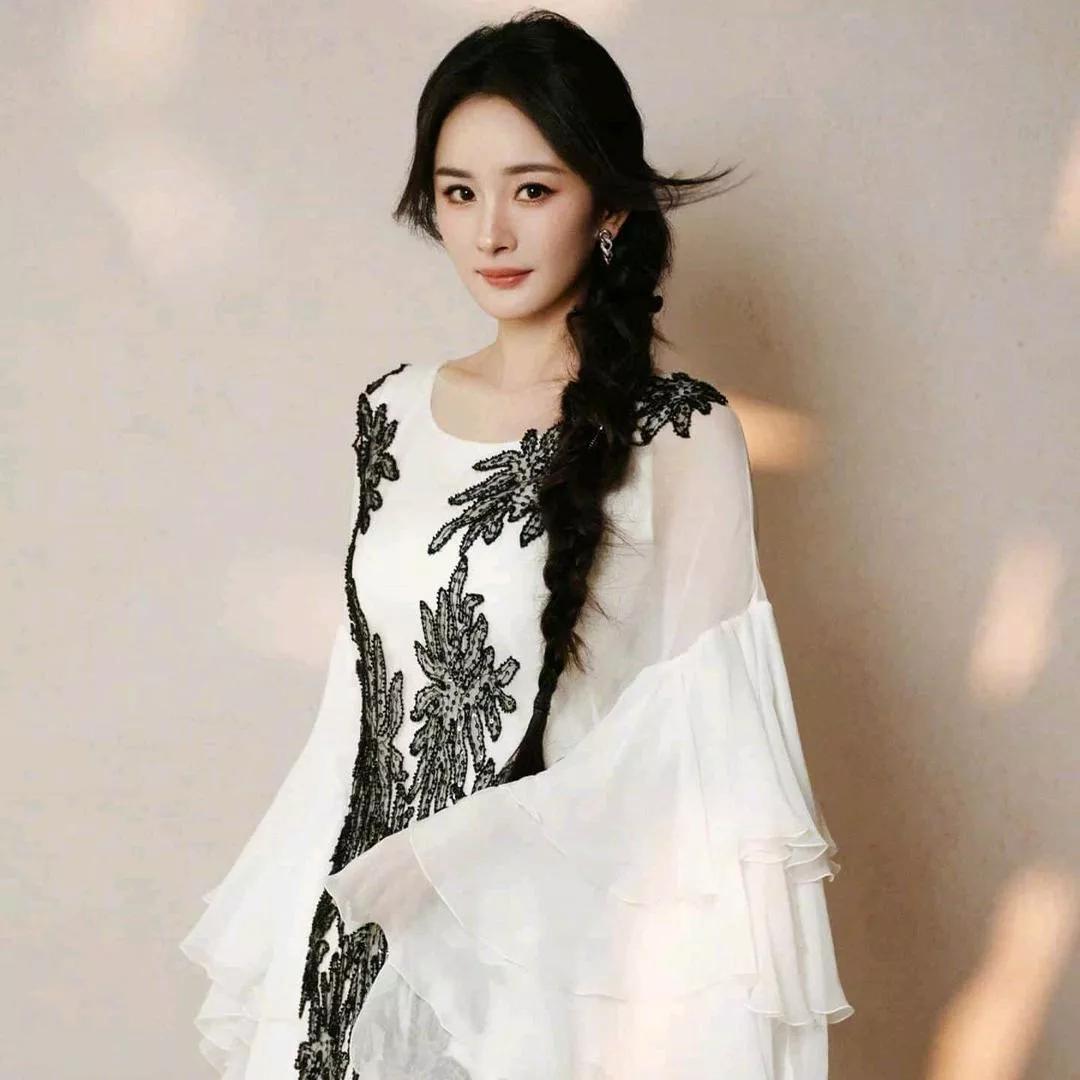 优雅黑纱白裙，复古浪漫情怀。