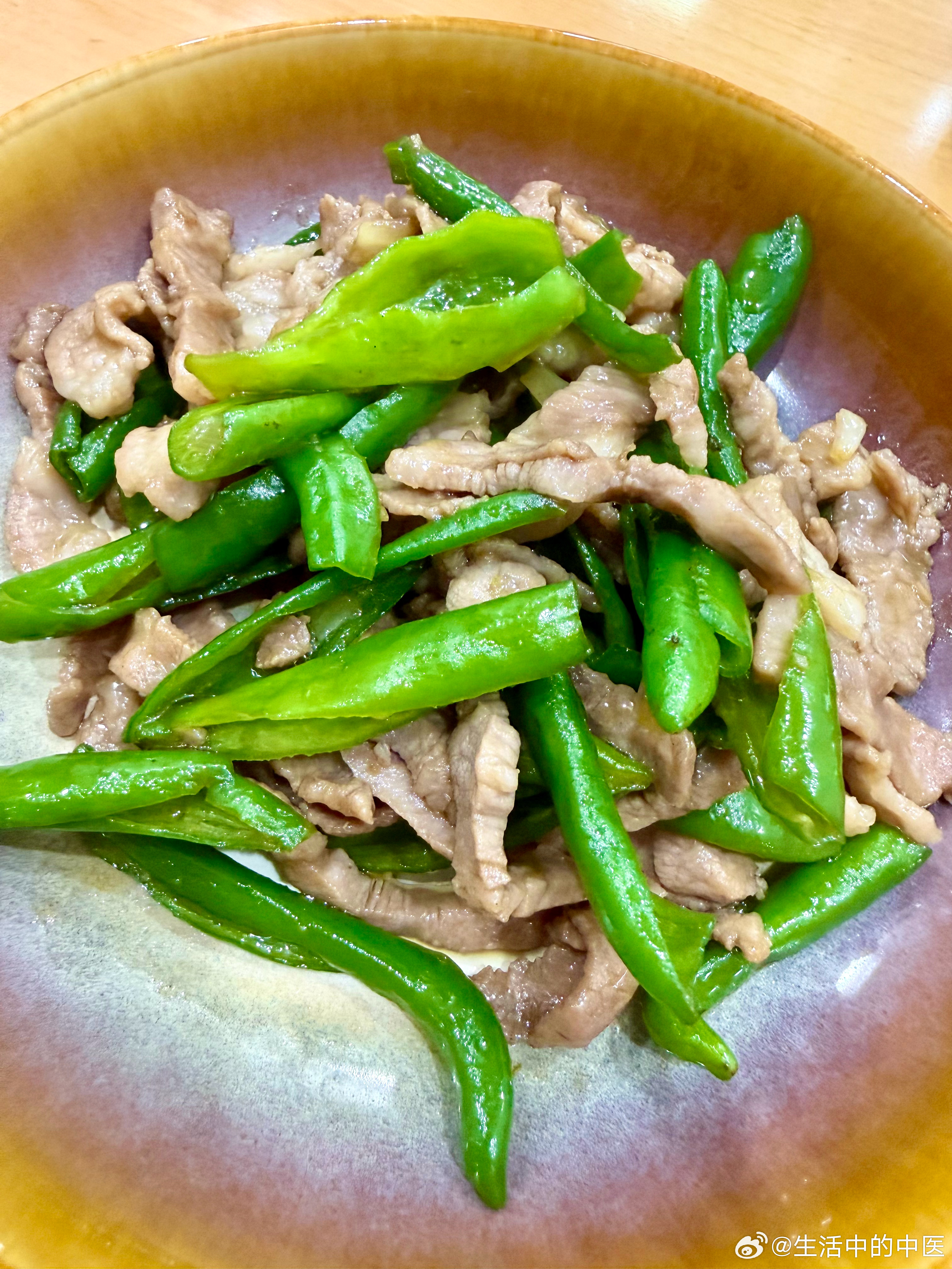 晚餐：醋溜土豆丝和辣椒炒肉配米饭。大米酸味，肉的味道也属咸，正好是酸酸咸辛的组合