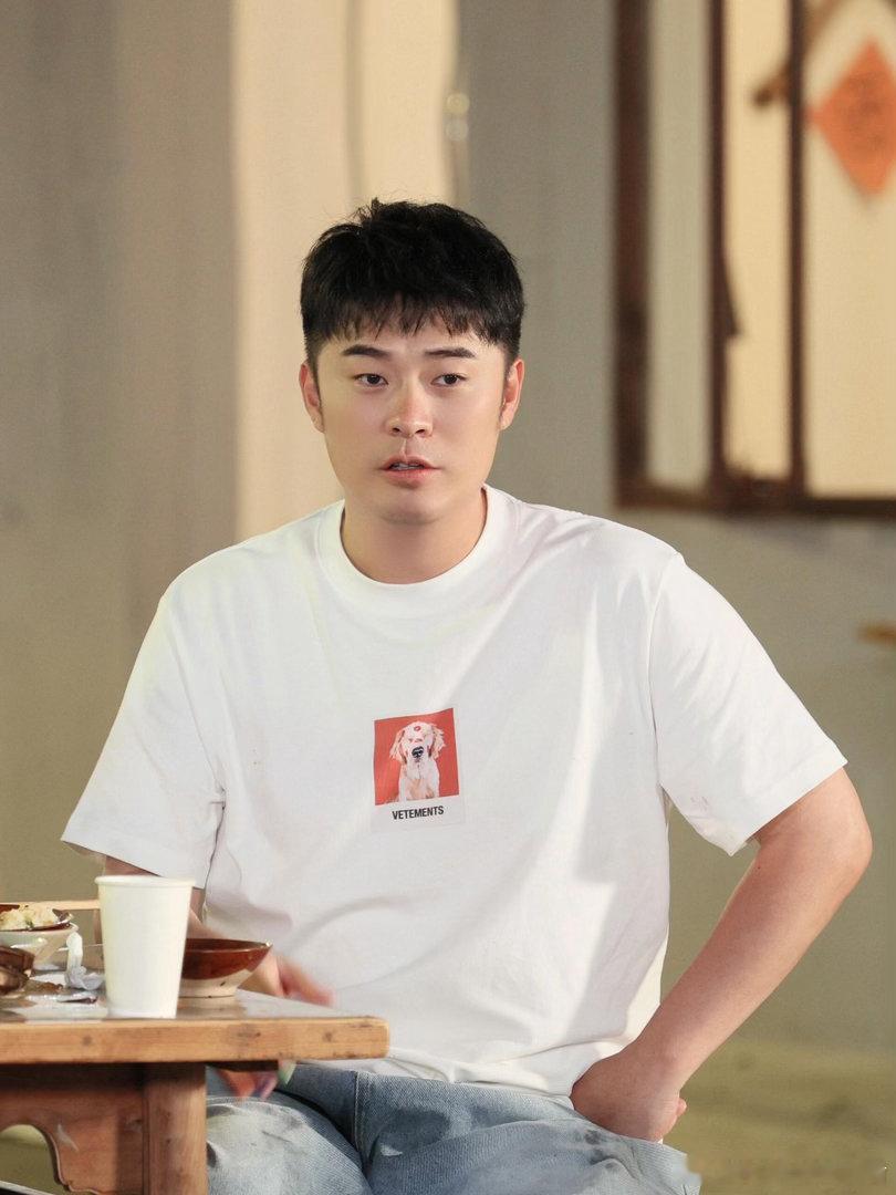陈赫彭昱畅演我吃瓜陈赫彭昱畅示范牵手陈赫看牵手戏的那个“指缝式观影法”，建议申请